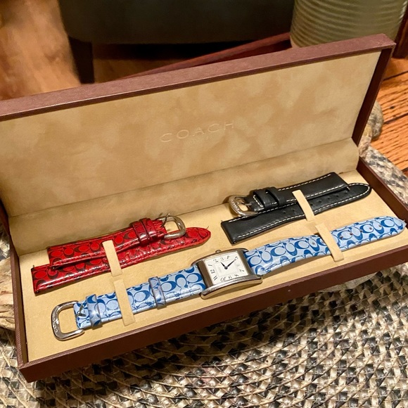 Coach Vintage Women’s Watch, with 3 sets of bands (size 19) case included - Picture 8 of 9